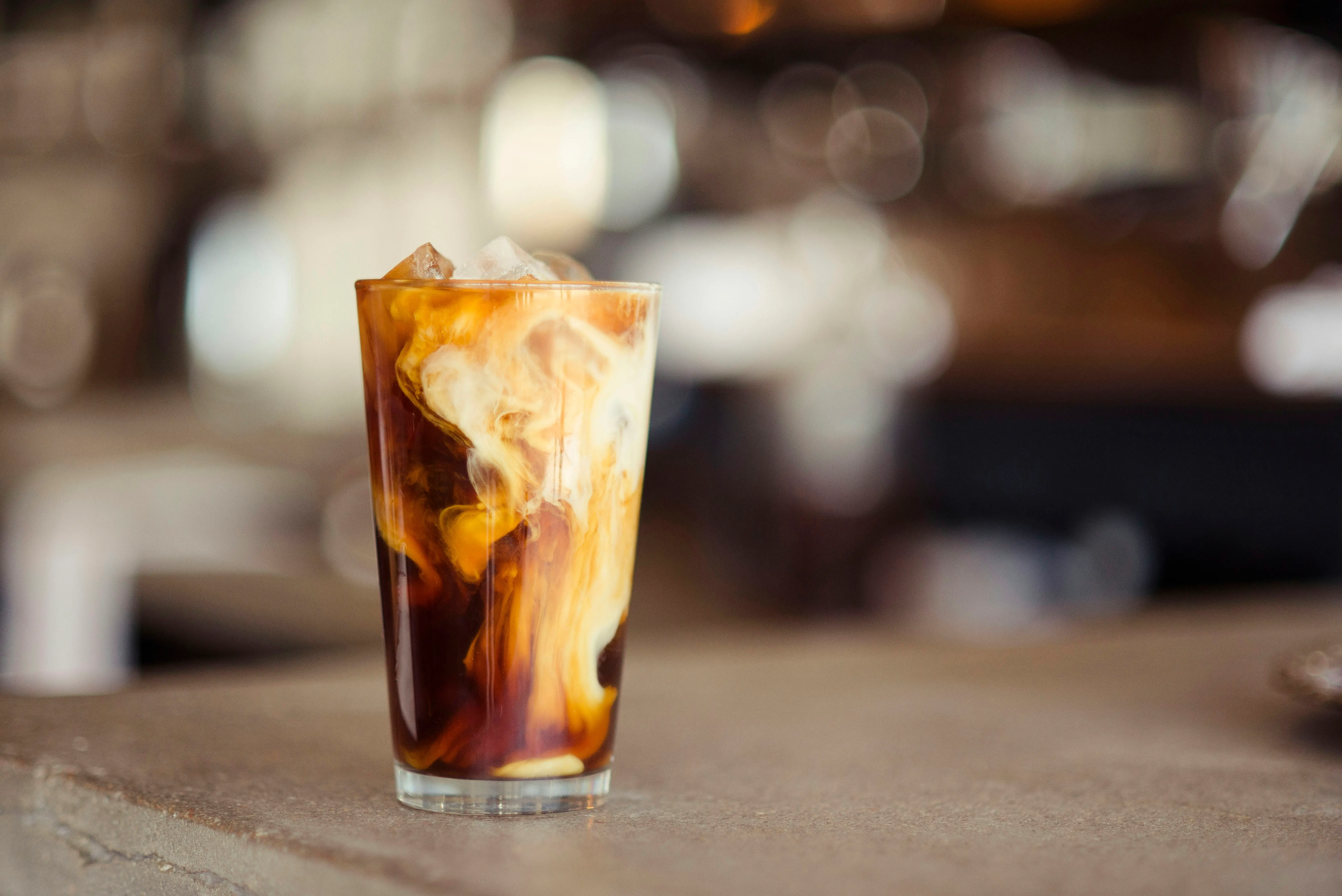 Kalter Kaffee der dunklen Röstung Tiefsee