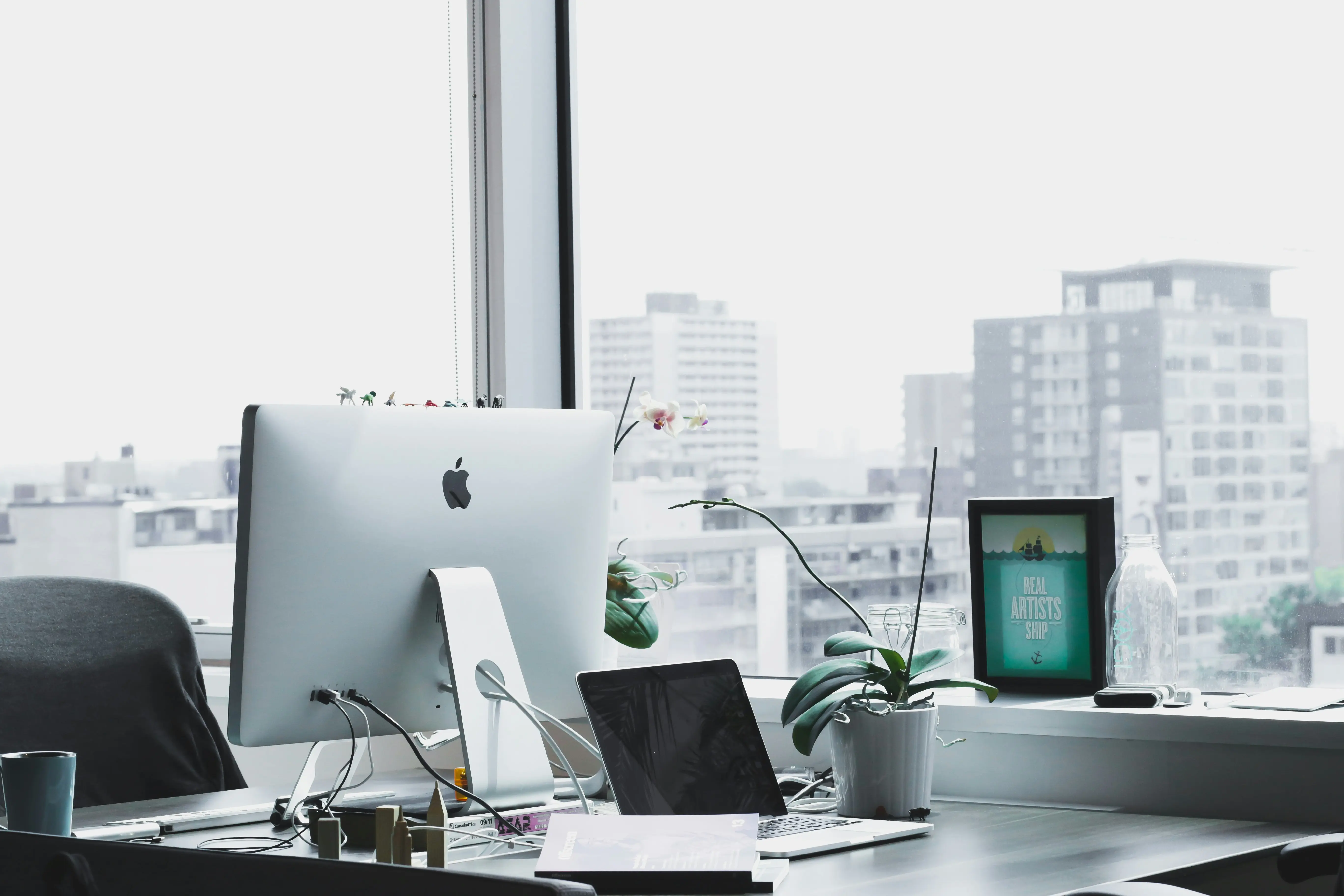 Moderner Büroarbeitsplatz von TechHub Berlin