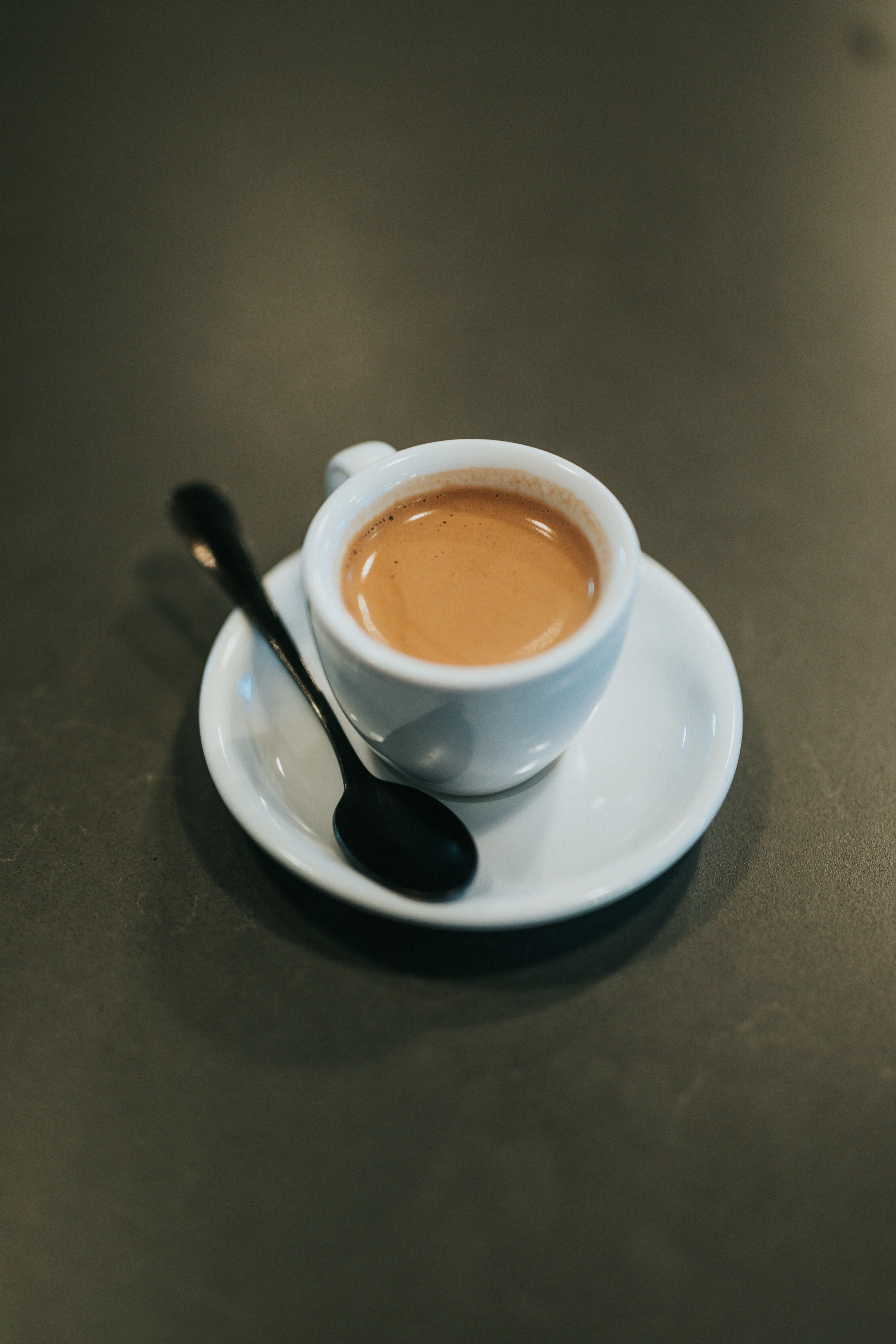 Frisch zubereiteter Espresso in einer weißen Tasse